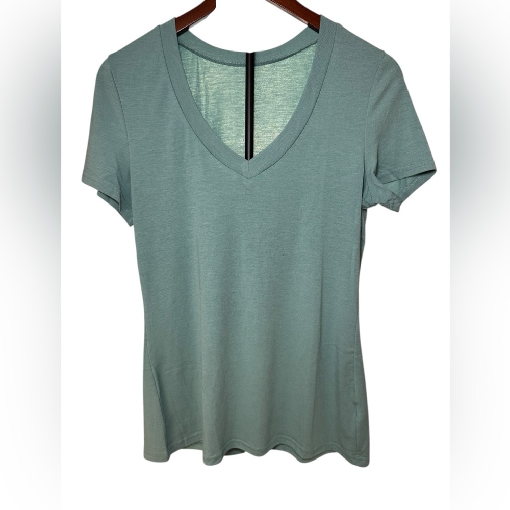 BUNDLE Set of Three‎ T-Shirts in Red, Blue, and Green Sz L EUC Amazon Boutique - Picture 9 of 10